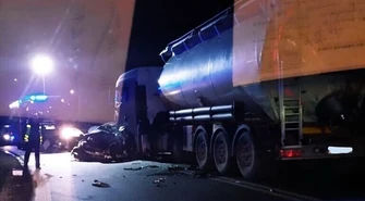 Czołowe zderzenie w Tomaszowie. Nie żyje 37-latek