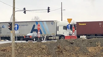Problemy na przejeździe przez autostradę w Twardosławicach