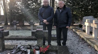Rodzina z Białorusi odnalazła w Piotrkowie mogiłę poległego krewnego