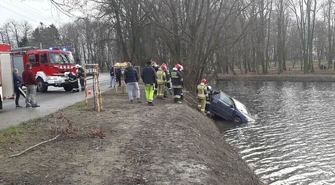 Wjechał do stawu, bo chciał uratować psa