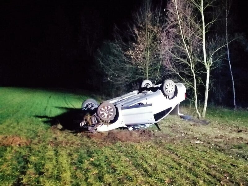 Dachował po czym uciekł z dzieckiem do lasu. Był pijany