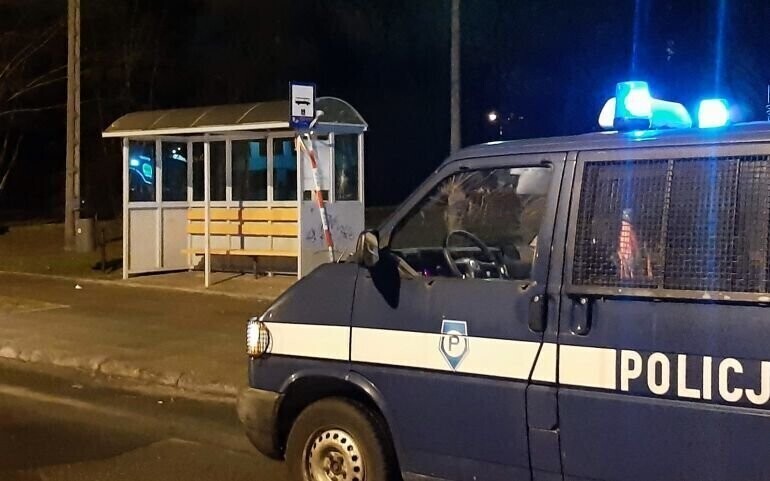 Zdenerwowali go koledzy. Najpierw zdemolował przystanek potem ukradł butelkę piwa