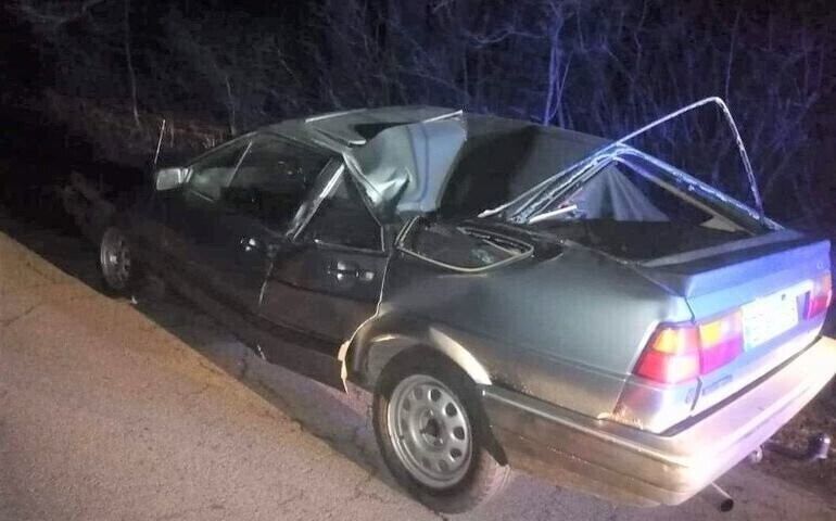 Chciał przejechać prawie 60 km autem zgniecionym przez drzewo