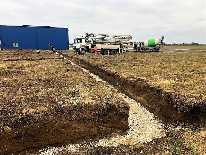 Powstaje kilka nowych hangarów na piotrkowskim lotnisku