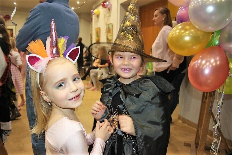 Karnawałowy i kreatywny koniec ferii w OEA MOK