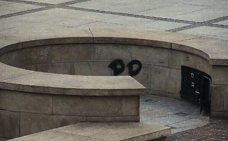 16-latek pomazał murek w Rynku Trybunalskim