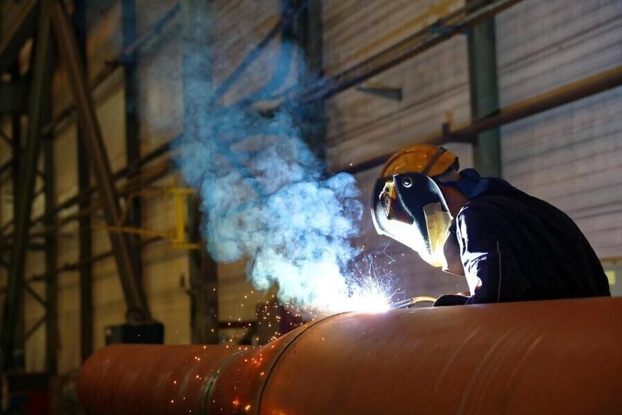 Elektrycy spawacze i pielęgniarki bardziej potrzebni niż ekonomiści