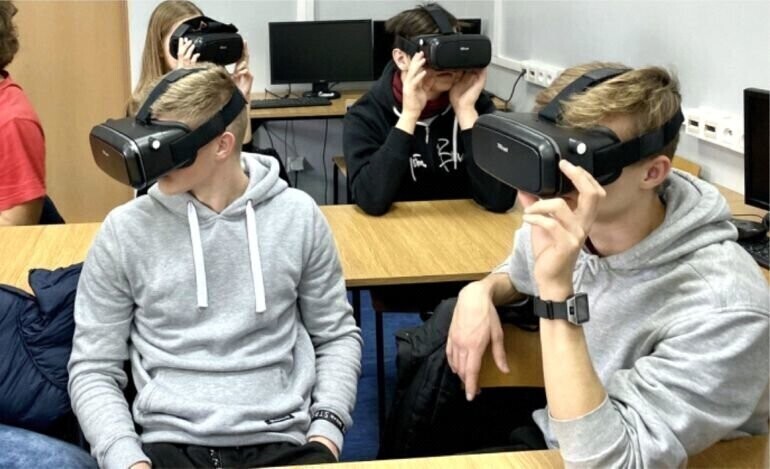 Poznają możliwości robotów mobilnych. Mediateka zaprasza uczniów