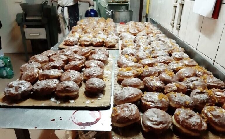 W tłusty czwartek Polacy zjedzą ok. 7 tys. ton pączków. Średnio po 25 pączka na osobę