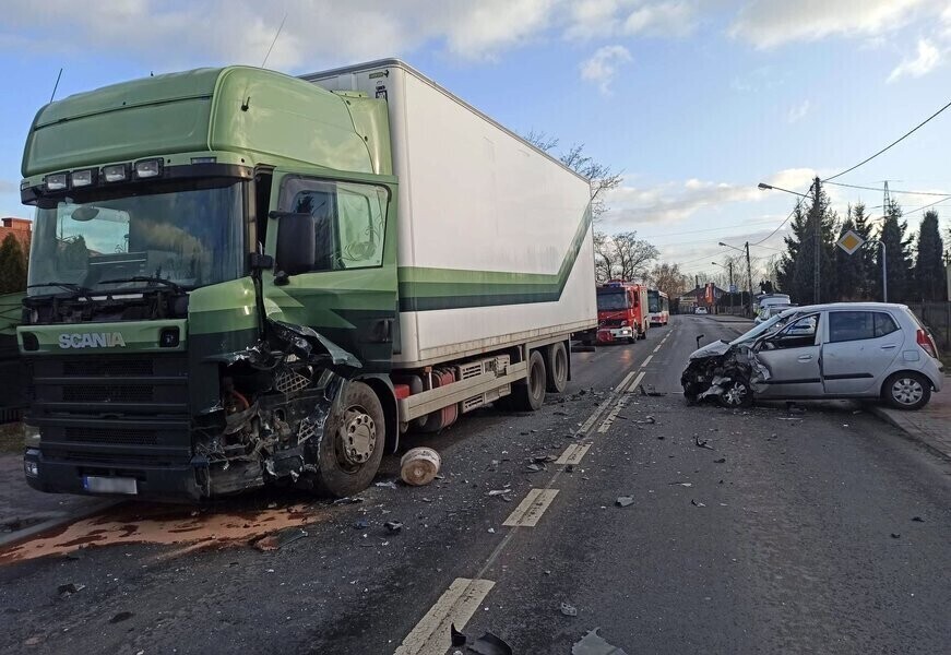 Zderzenie osobówki z ciężarówką na Łódzkiej