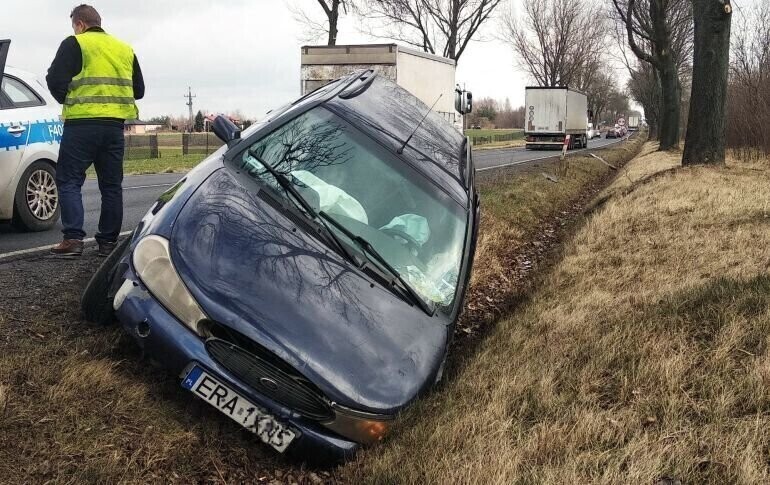 Wypadek między Rozprzą a Niechcicami. Osobówka w rowie