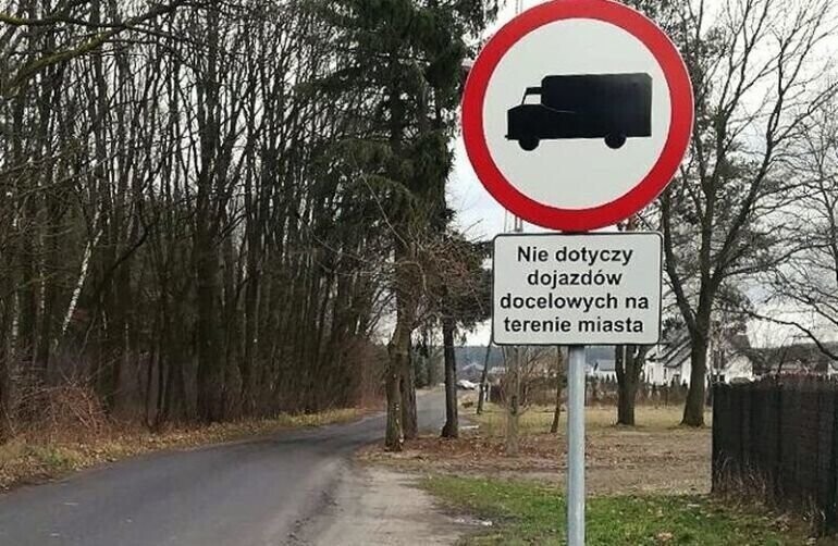 Ciężarówki niszczą nawierzchnię Życzliwej w Piotrkowie