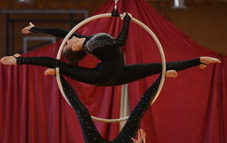 Zapraszamy do oglądania popisów akrobatów. Festiwal Estrada w gminie Sulejów