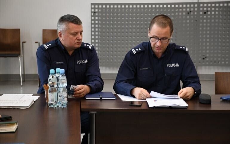 Policja posypuje głowę popiołem