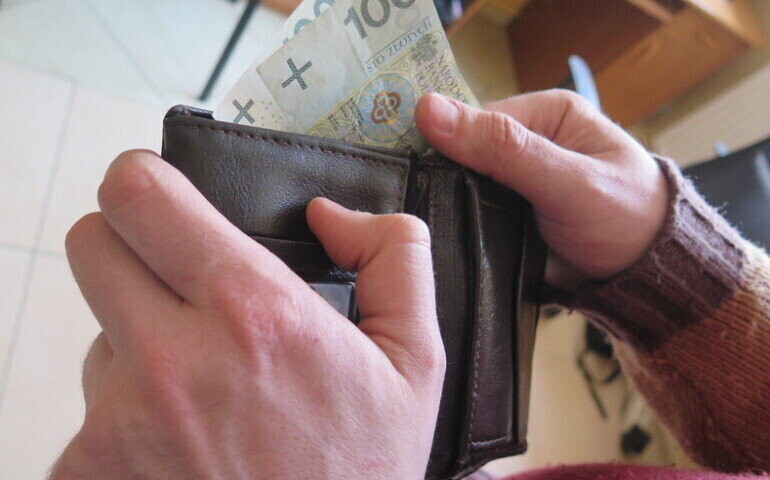 67-latka zabrała portfel 72-latki