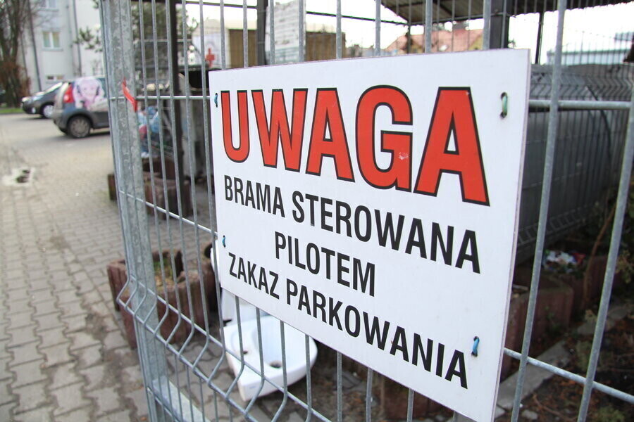 Na ogrodzonym osiedlu od roku nie działają bramy