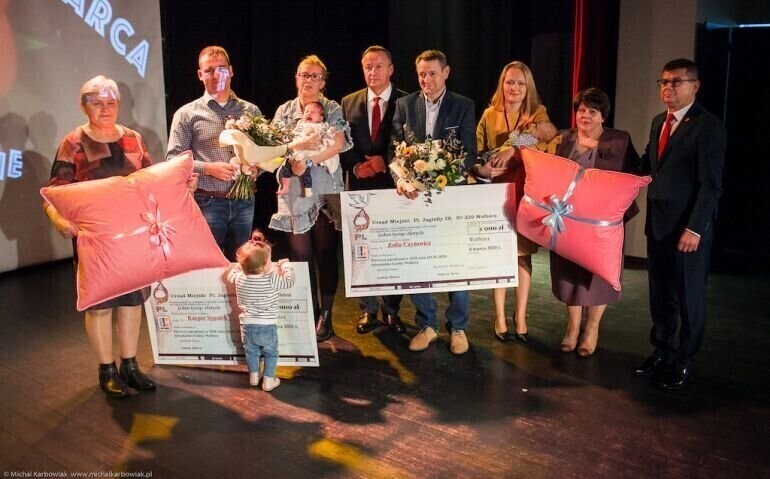 Wręczyli poduchy dla maluchów. Dzień Kobiet w Wolborzu