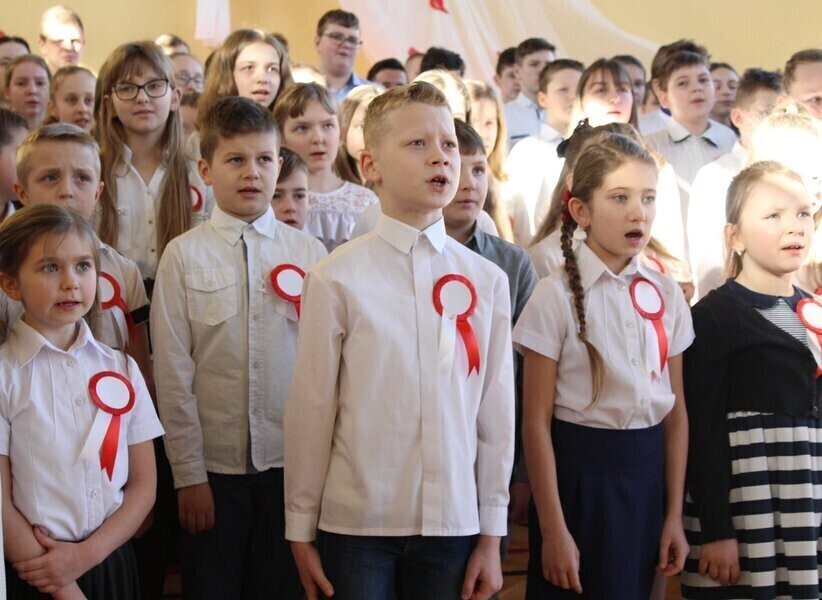 Patriotyczne śpiewanie w Ręcznie