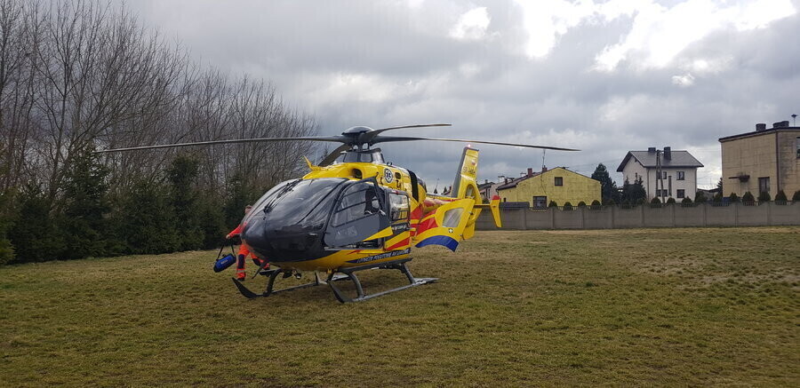 70-latka w ciężkim stanie po potrąceniu na pasach. Kierowca nie miał uprawnień