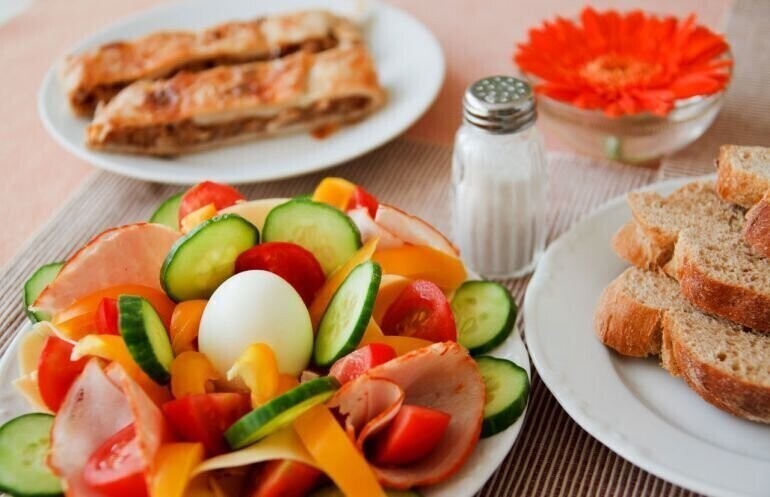 Jedz obfite śniadanie zamiast dużego obiadu - radzą naukowcy