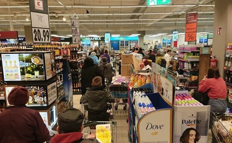 Przestańmy szturmować sklepy Jedzenia nie zabraknie