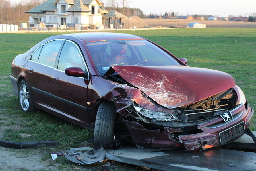 Samochód osobowy uderzył w tira