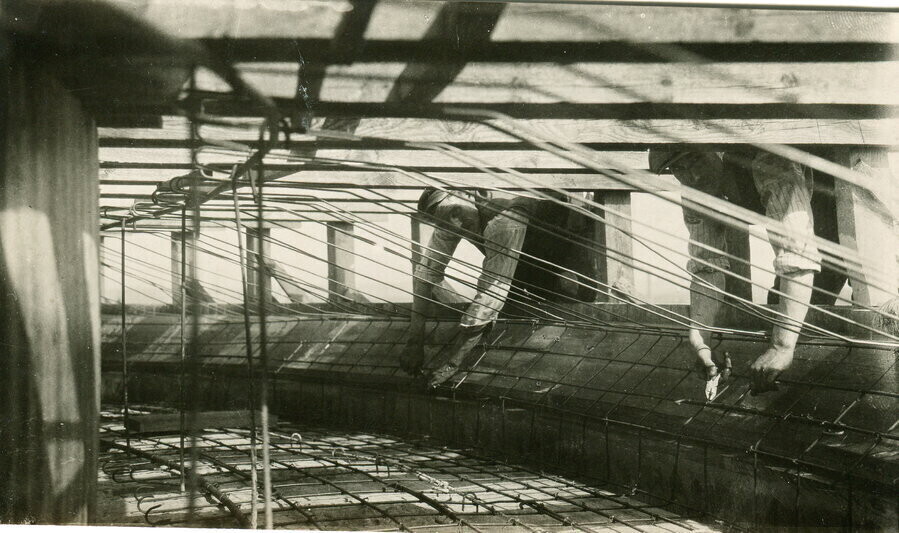 Budowa wieży ciśnień archiwalne zdjęcia