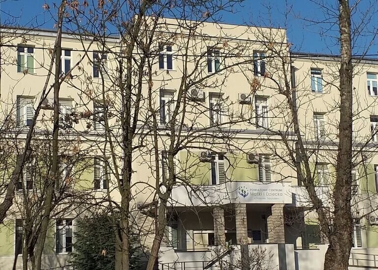 Starosta uspokaja kobiety w ciąży