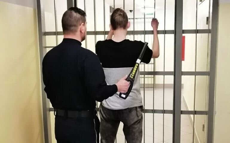 Policyjny pościg przez Witów Kłudzice Milejów Piaski i Rozprzę. Uciekinier miał sporo na sumieniu