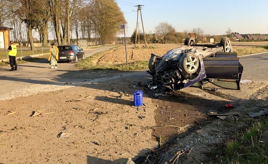 Wypadek w Kole. Kierowca uderzył w drzewo FILM