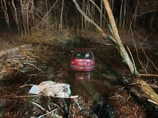 Wypadek samochodowy w Woli Bykowskiej. Kierujący uciekł z miejsca zdarzenia