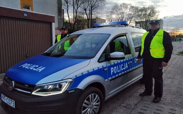 Zaczęła rodzić w samochodzie do szpitala trafiła pod eskortą policji