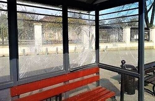 Zniszczył wiatę i witrynę. Może trafić za kratki