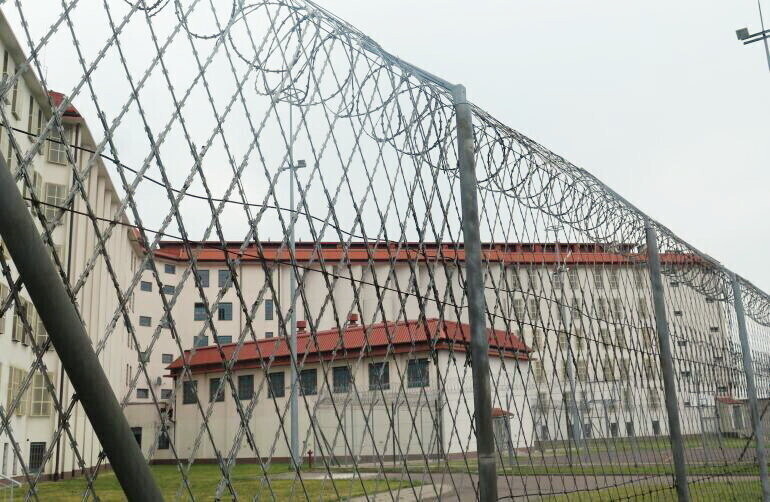 Więzienne szwalnie też szyją maseczki