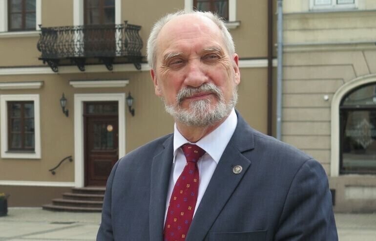 Antoni Macierewicz w Maglu Znamy główną przyczynę katastrofy smoleńskiej