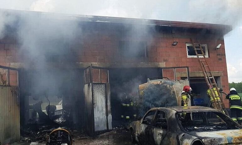 Pożar w zakładzie mechaniki pojazdowej w Kałku