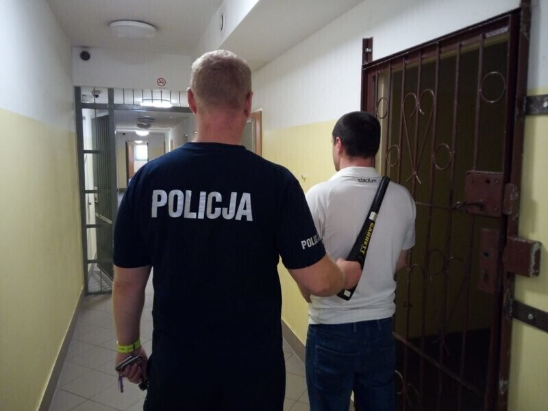 Pijany kierowca chciał potrącić policjanta