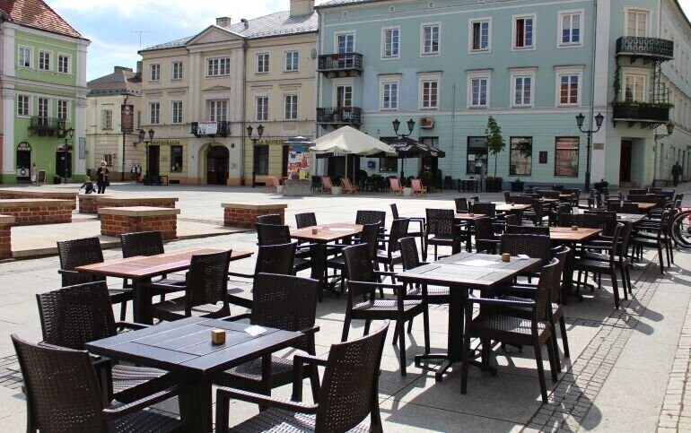 Czy grozi nam mandat za wspólne siedzenie przy restauracyjnym stoliku