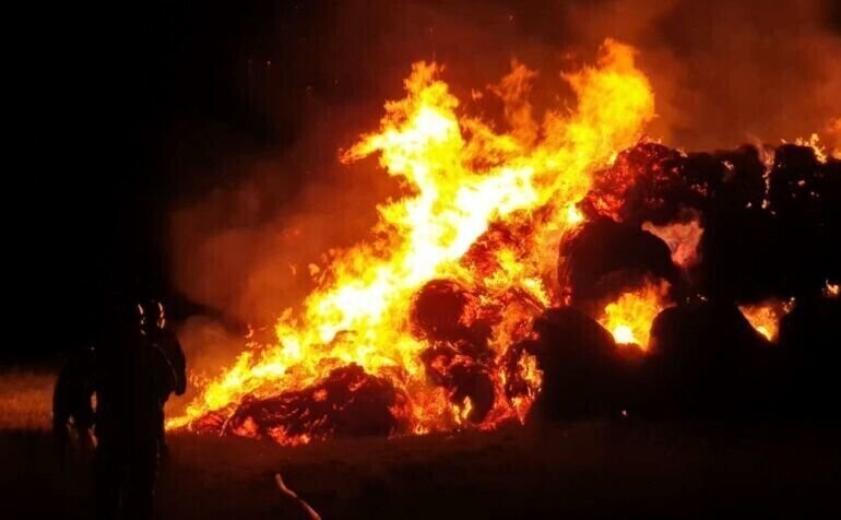 Na krańcach Piotrkowa płonęły bele słomy