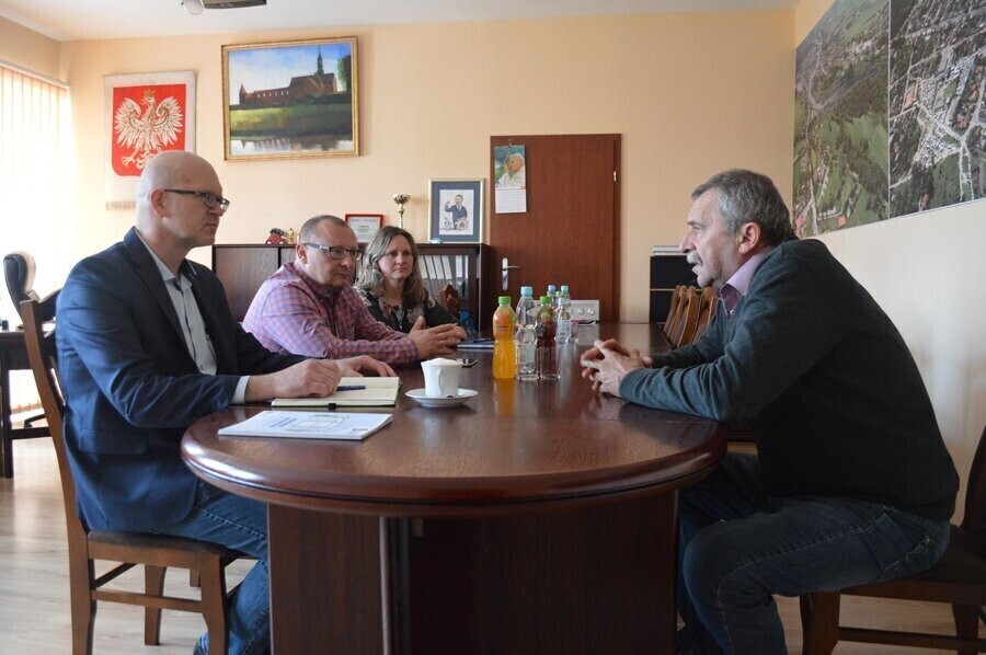 Firma odbierająca odpady na dywaniku u burmistrza