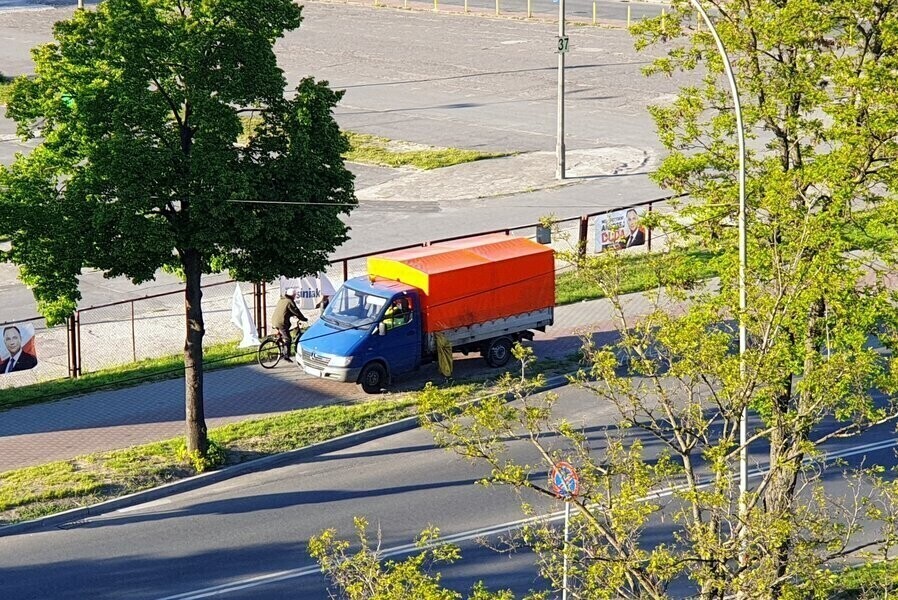 Samochodem po ścieżce rowerowej