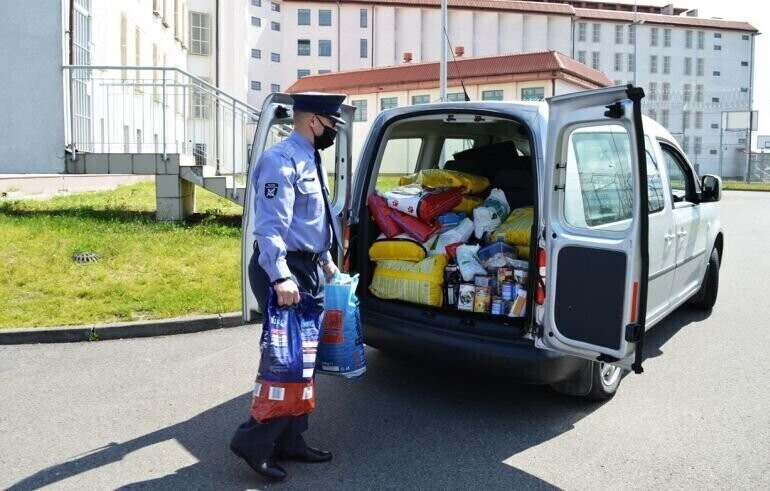 Funkcjonariusze Aresztu Śledczego przekazali karmę dla bezdomnych zwierząt