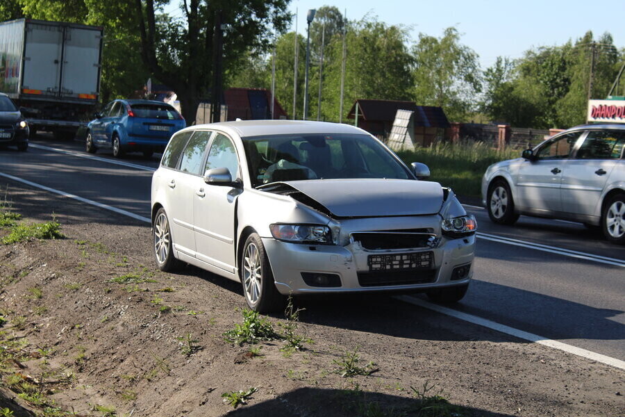 Zderzenie trzech samochodów na krajowej dwunastce