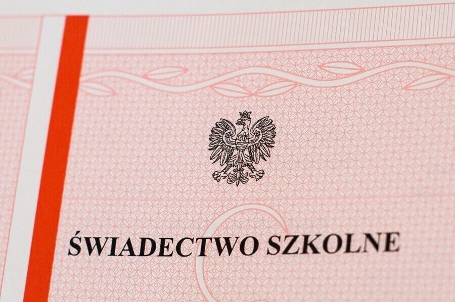 MEN dyrektor zdecyduje o formie i terminie wydania świadectw uczniom
