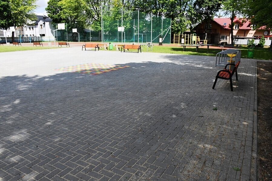 Plac przy Ekonomiku odnowiony