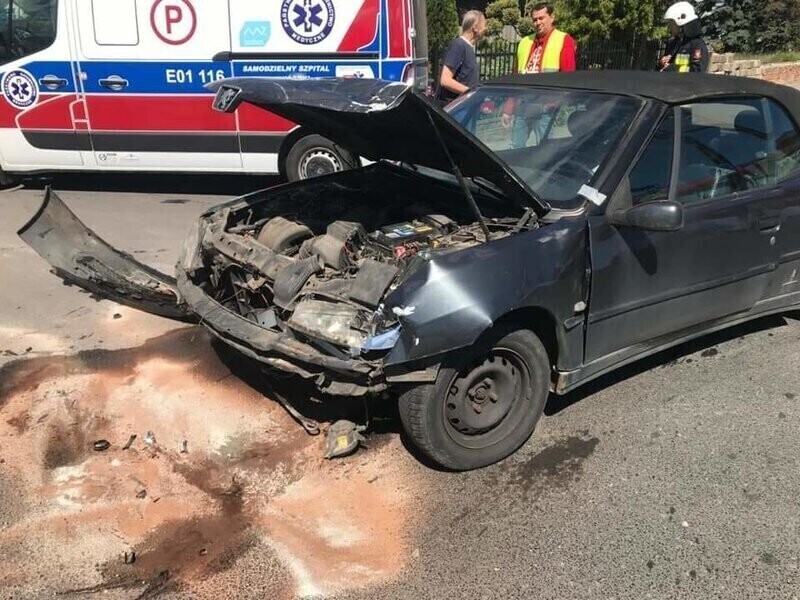 Kierowca golfa nie ustąpił pierwszeństwa. Stłuczka na drodze w Wolborzu