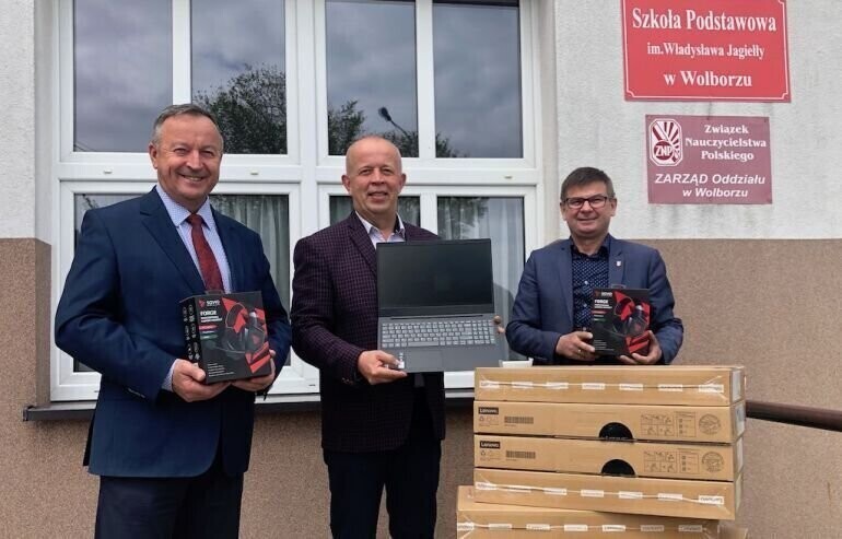 Gmina Wolbórz Przekazali komputery