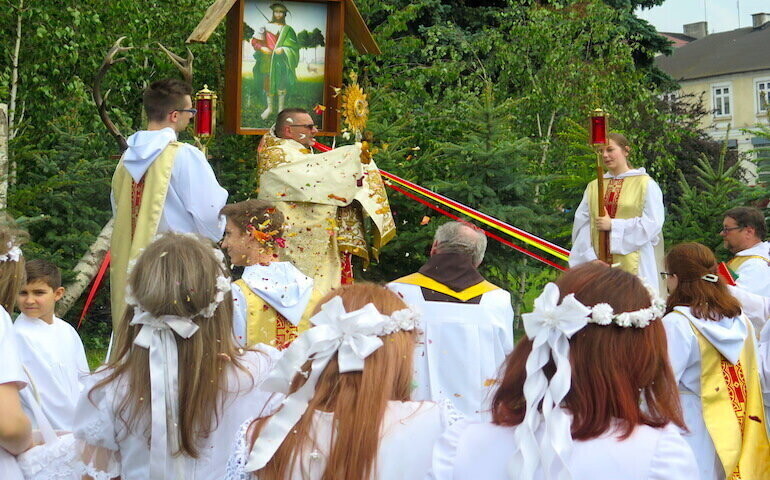 Boże Ciało w Piotrkowie. Wierni uczestniczyli w procesji