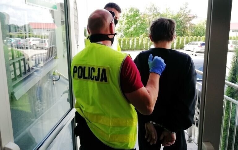 Zabił a zwłoki ukrył pod stertą ubrań