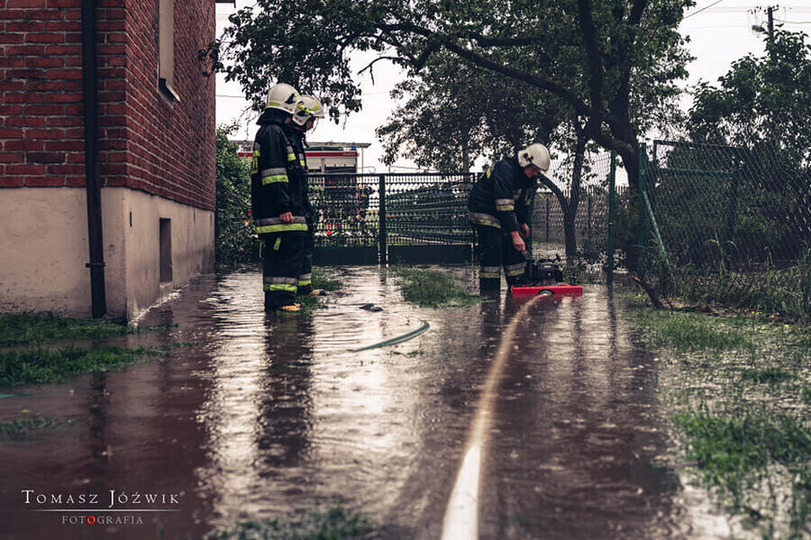 Powalone drzewa zalane posesje. Skutki burz w regionie